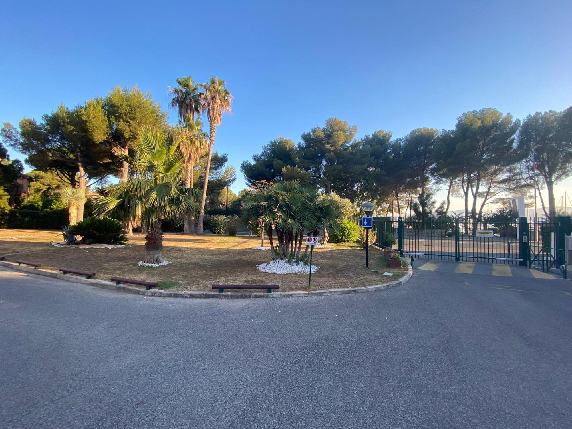 Appartement Face Mer Et Port Santa Lucia Climatise Et Wifi Saint-Raphael  Exterior photo